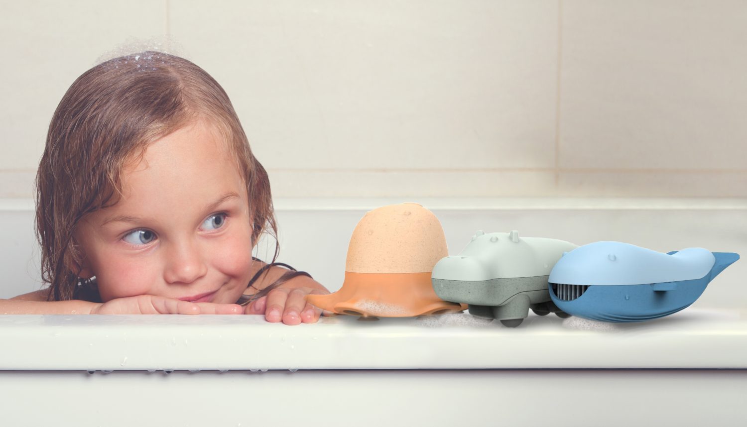 enfant partageant des jouets