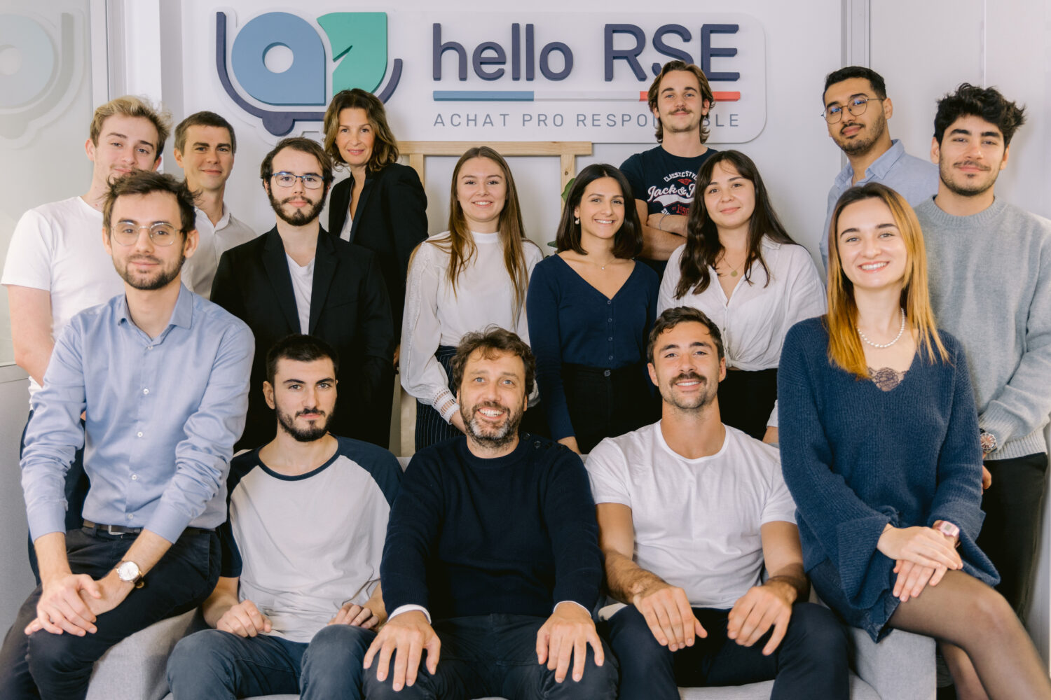 Logo de la startup hello RSE annonce une levée de fonds d'1,3 Millions d'euros